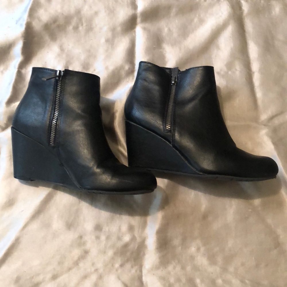 Kenneth Cole Reaction booties size 6